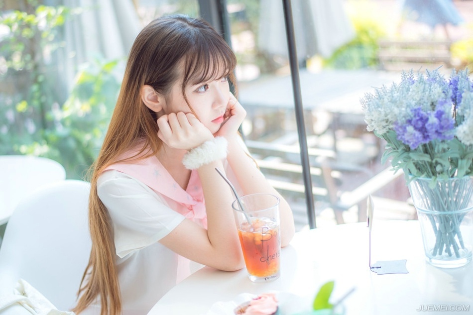 或许，我们终究会有那么一天：牵着别人的手，遗忘曾经的他。——三毛《雨季不再来》